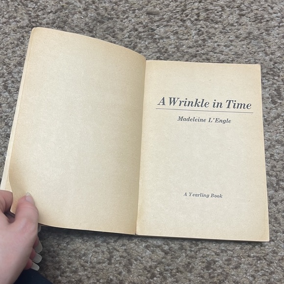 A wrinkle in time paperback book by Madeleine L’Engle - Picture 9 of 14